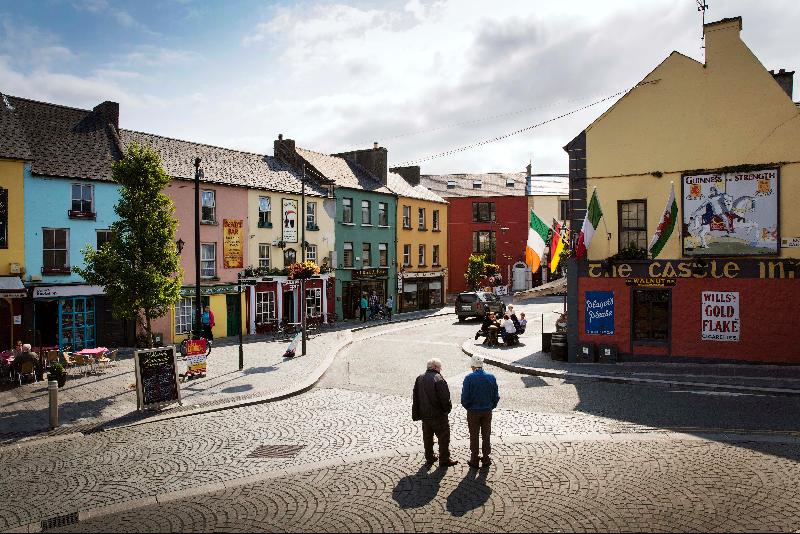 爱尔兰阿斯隆理工学院致力帮助学子完成出国留学梦，同时感受当地的生活民情。