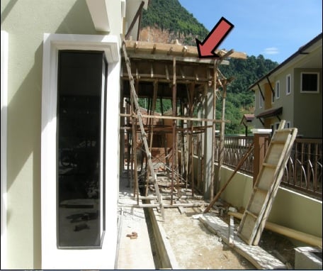 扩建范围(箭头处)与隔壁邻居家的距离必须依据市政厅、消防所设定的安全及卫生标准,若下雨时雨水会沿着扩建范围流进邻居家或火灾时火势蔓延波及邻居,都属违规。(照片来源:怡市政厅)