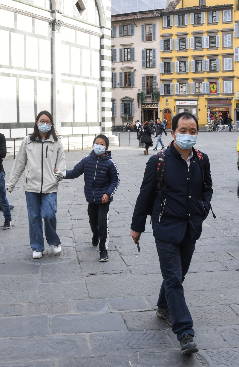 作为预防措施，意大利佛罗伦萨的外国游客纷纷戴上口罩。（法新社照片）