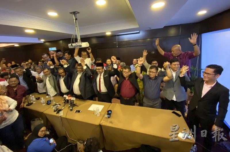 17名新政府议员手拉手，宣布即将执政马六甲。