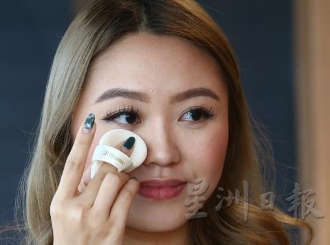06 陈翠仪表示，“之后可重复用粉扑粘粉、搓均的动作，再专注在下眼角的部分，因为有黑眼圈的问题。