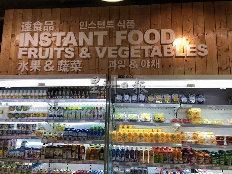 CKS Grocer杂货店客源以中国和韩国游客为主，店里设有中文及韩文标志。