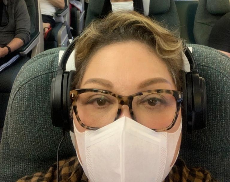 肥妈3月1日上载戴口罩飞离沙巴的相片表示，“下一站是香港。”
