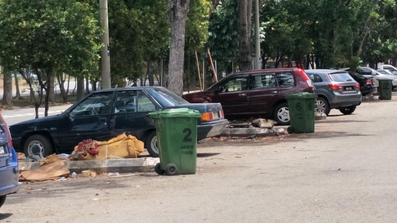 停车位垃圾堆重现，有垃圾桶却不用。