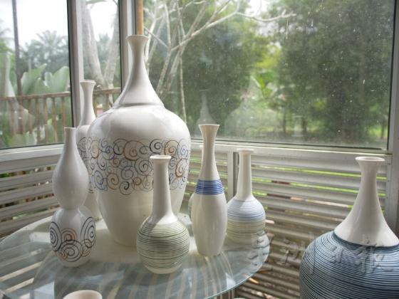 除了传统陶葫芦，今天沙容村里也可以找到光润精致的陶瓷器皿。