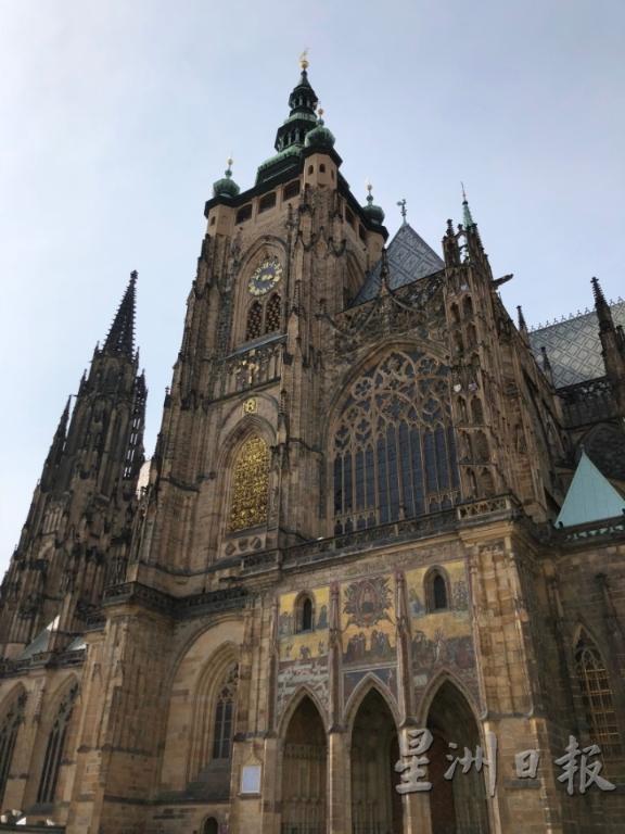 圣维特主教座堂，是布拉格首屈一指的教堂，颇为壮观。

