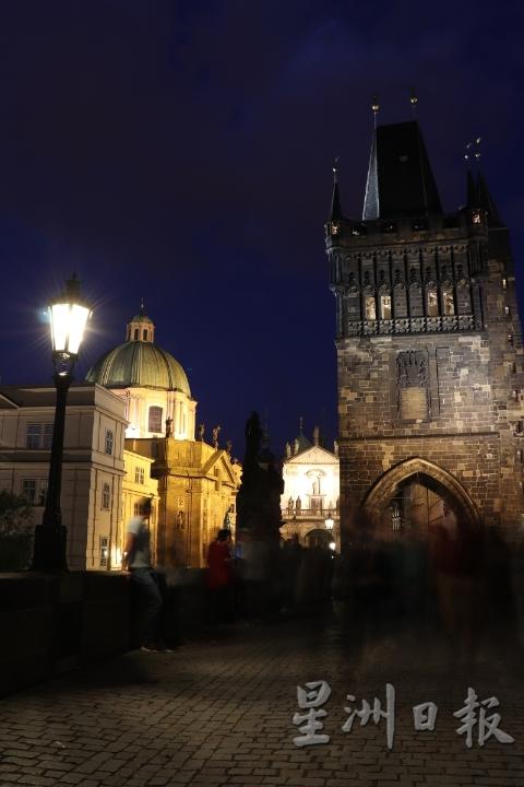 这一景，“爱在湛蓝夜空下的布拉格”的感受油然而生。

