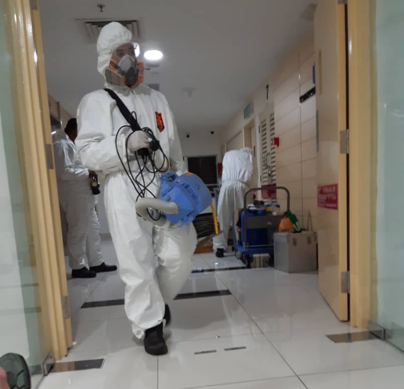 UDA控股一名董事局成员感染了新冠肺炎后，周一下午总部大楼进行清洁消毒工作。