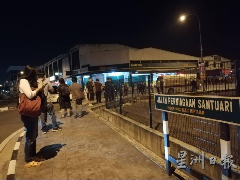 恐怖碾死人案，发生在山脚镇（Jalan Perniagaan Santuari）。