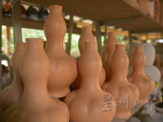 灌浆法制作的陶葫芦，每一个都像复制出来的。