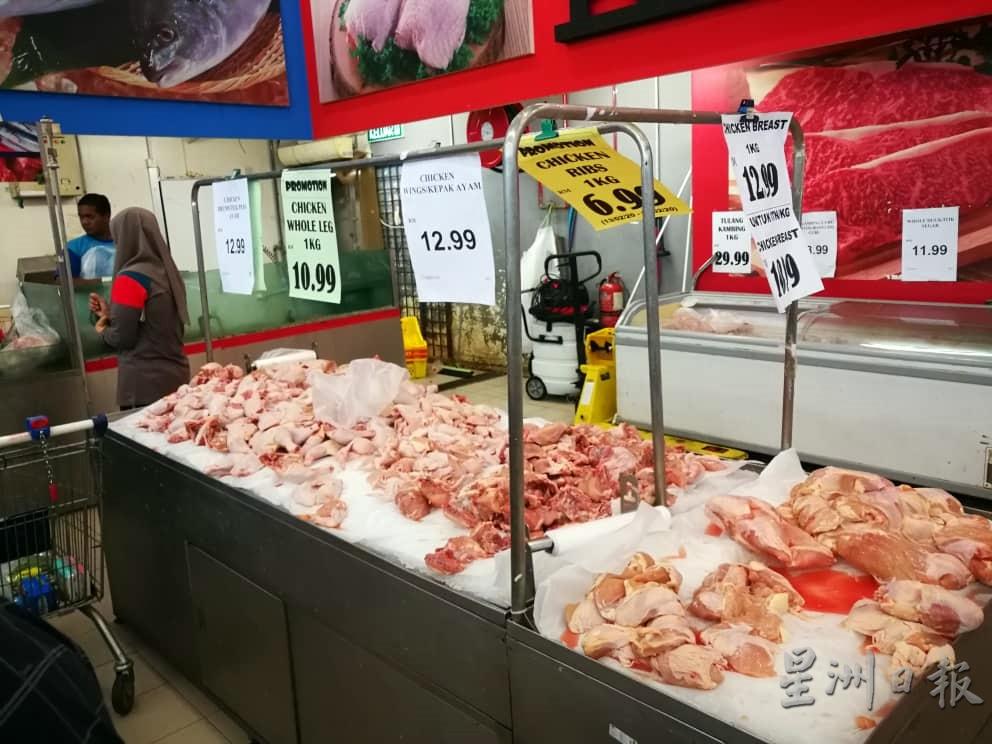 消费者减少出门，购买力变差，影响市场上的肉鸡销售量。