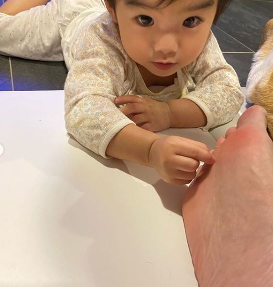 Abigail用小手帮爸爸处理脚皮。