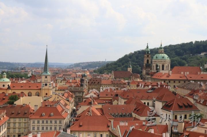 布拉格有著“千塔之城”与“金色城市”之美誉。


