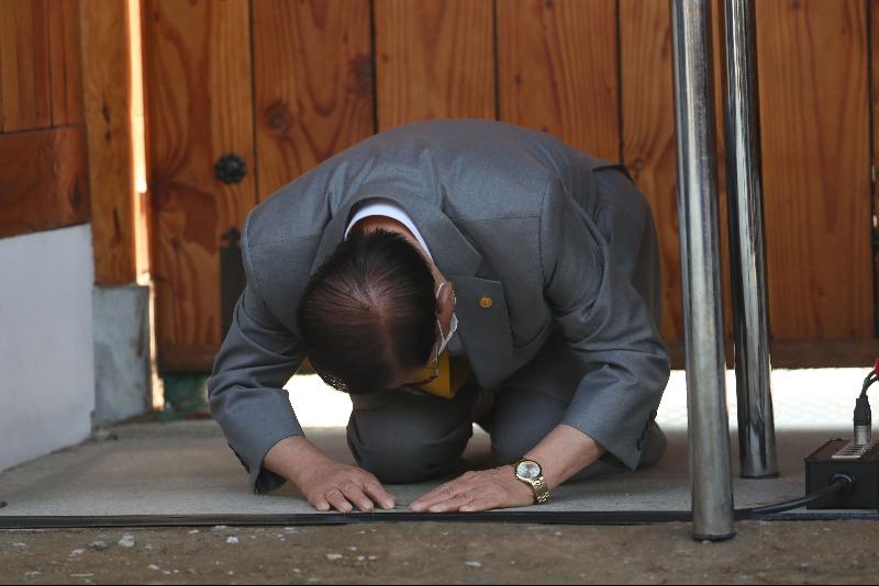 韩国新天地耶稣教会会长李万 熙在疫情爆发后首度露面，他在镜 头前下跪并磕头，行大礼向韩国社 会道歉与谢罪。（图：法新社）
