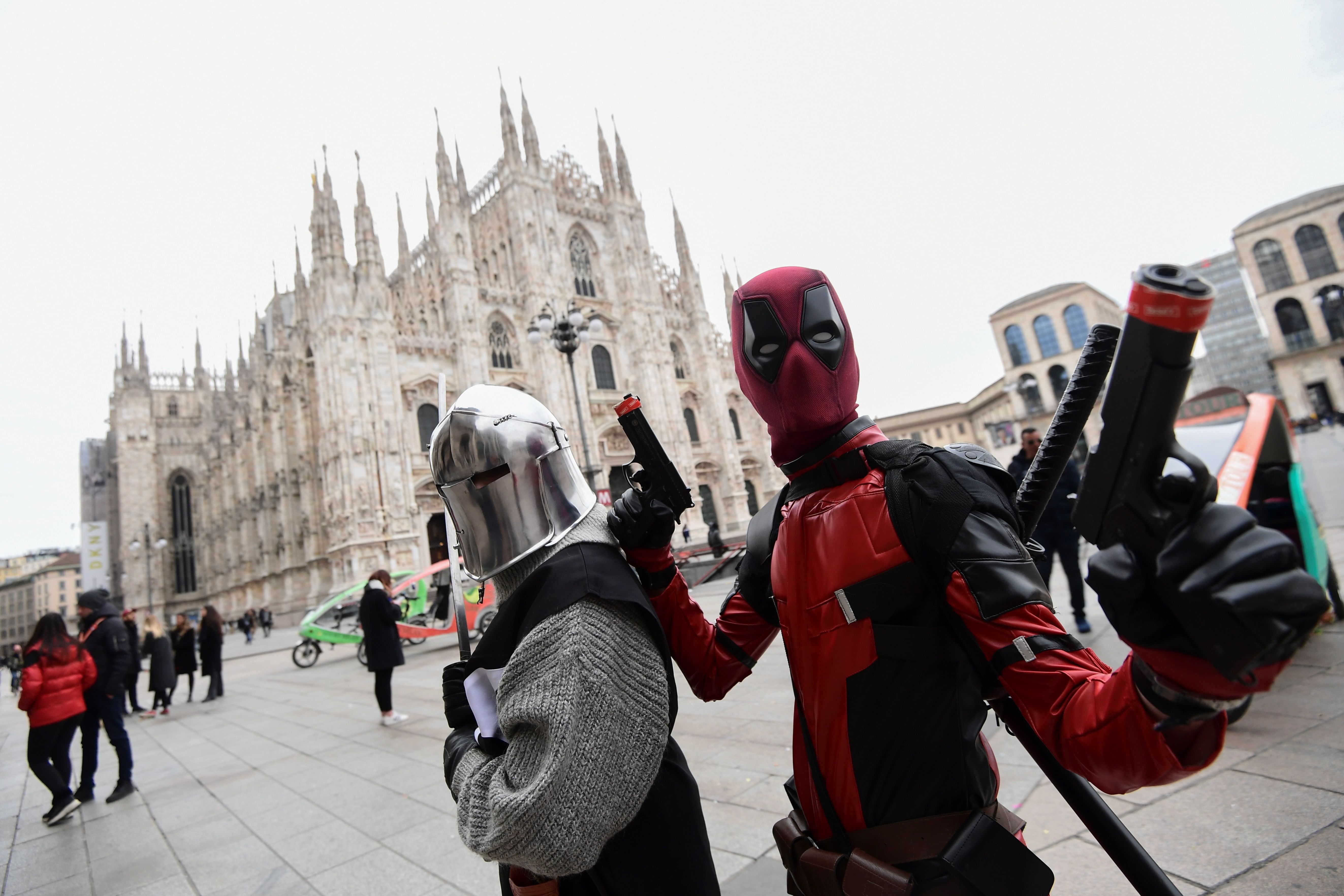 即使米兰的安布罗夏诺庆祝活动因疫情被取消，不过仍有民众在街道上大玩cosplay。（法新社照片）