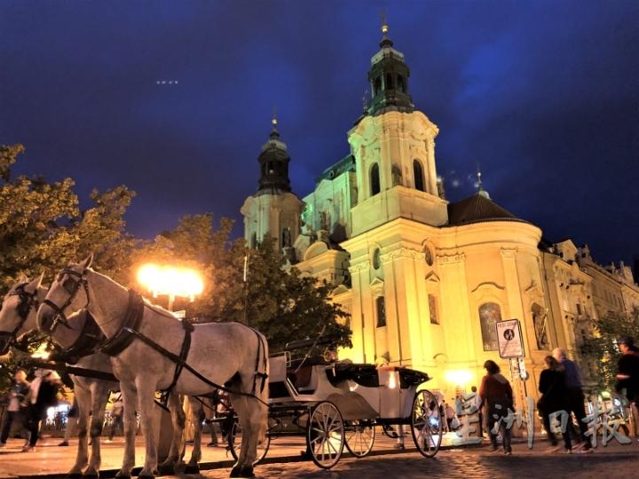 马车与布拉格广场边的圣尼古拉教堂，衬托出中世纪的画面。

