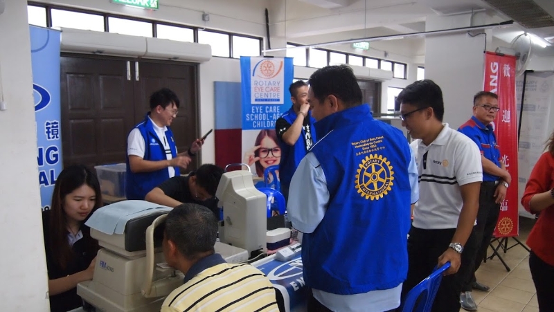 峇株巴辖扶轮社护眼中心在去年举行的警民对话会上，替大众提供免费的视力检验。