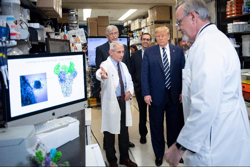 图为美国总统特朗普到疫苗研究中心巡视。（图：法新社）