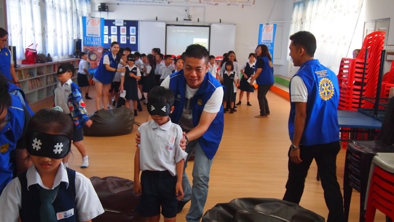 峇株巴辖扶轮社护眼中心组员选择以游戏与学生互动，让他们在轻松的气氛中学习护眼知识。