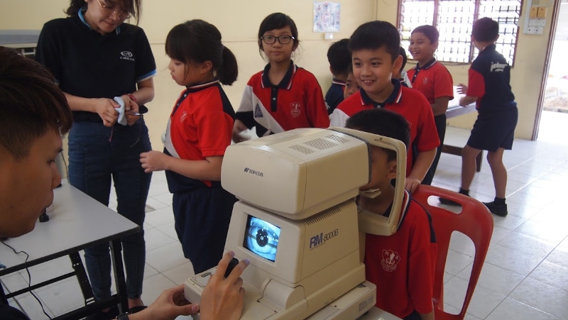 峇株巴辖扶轮社护眼中心的团队走入校园，免费替小学生检查视力。