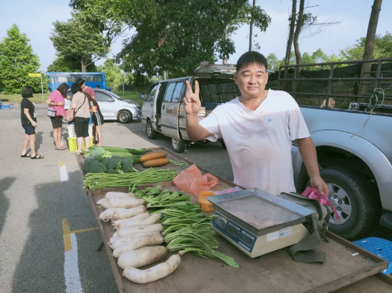 陈贵义：早市新地点的位置比就地点优越。