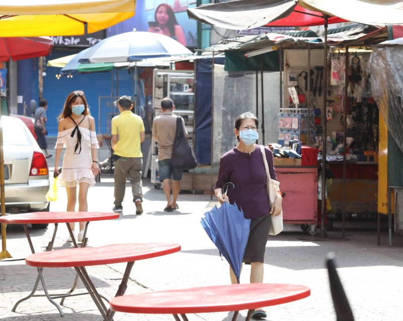 大部分游客到茨厂街逛街时，都会戴上口罩防疫。