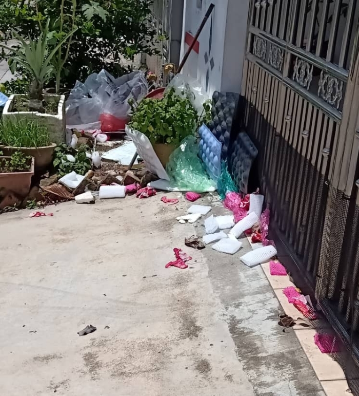 垃圾吹到附近居民住宅，引起民怨。