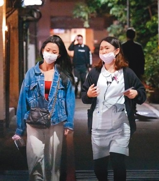 郭书瑶被目击进入一间护肤中心，1个小时后在店员陪同下从巷子步出，然后又拐弯进入另一间关系企业的医美诊所。