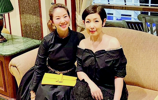 张宝华（左）与黎芷珊早前乘坐钻石公主号邮轮，自我隔离30天后才出关，却因中环上海总会取消她的订位，令她觉得被歧视。
