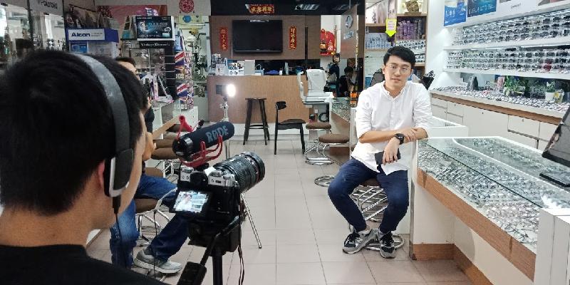 也是眼镜店业者的郭纬嵘亲自入镜拍摄宣传短片，向大众讲解护眼的重要性。