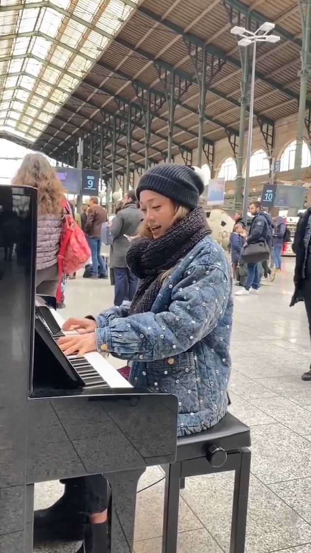 容祖儿不想令扑空的粉丝失望，在火车站见到有钢琴，即场自弹自唱安抚粉丝。
