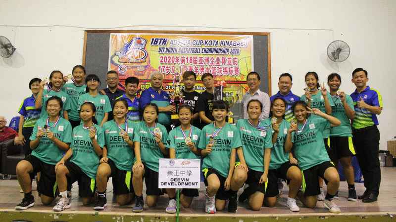 潘志勇（后排左七）颁发亚洲企业杯17岁以下篮球锦标赛女子组冠军杯予崇正Deevin Development。