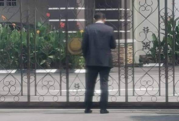哈斯鲁顶着烈日站在霹雳州务大臣官邸门前逾一小时，只为聆听大臣亲口解释霹州当前的政局。（图取自网络）