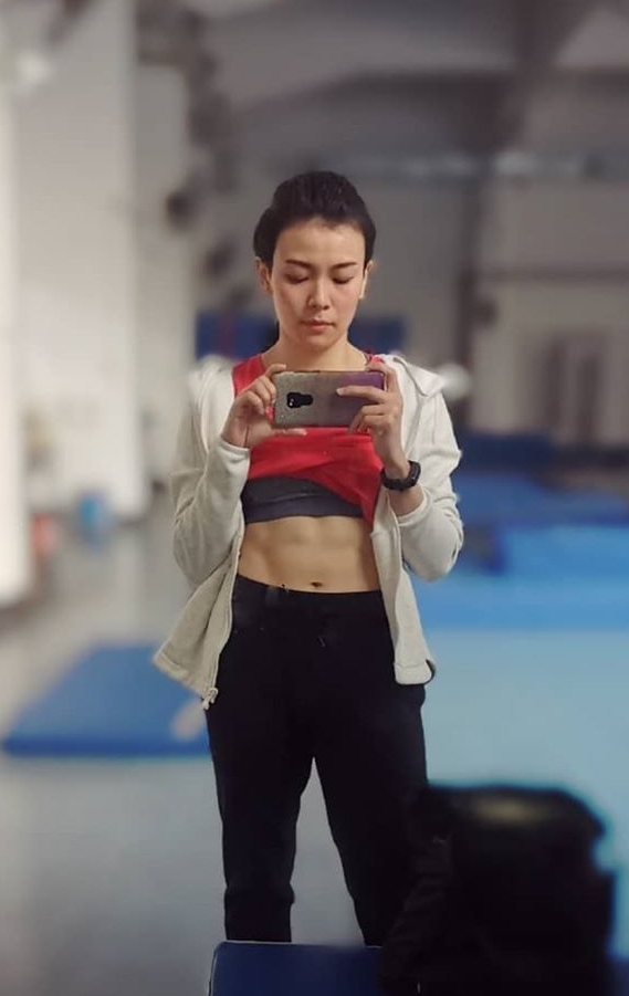 目前在中国训练的张俊虹，难得的秀了秀其腹肌的照片，她还在脸书笑言道：“主要今天少吃了好几口饭，饿的。”（图：张俊虹脸书）