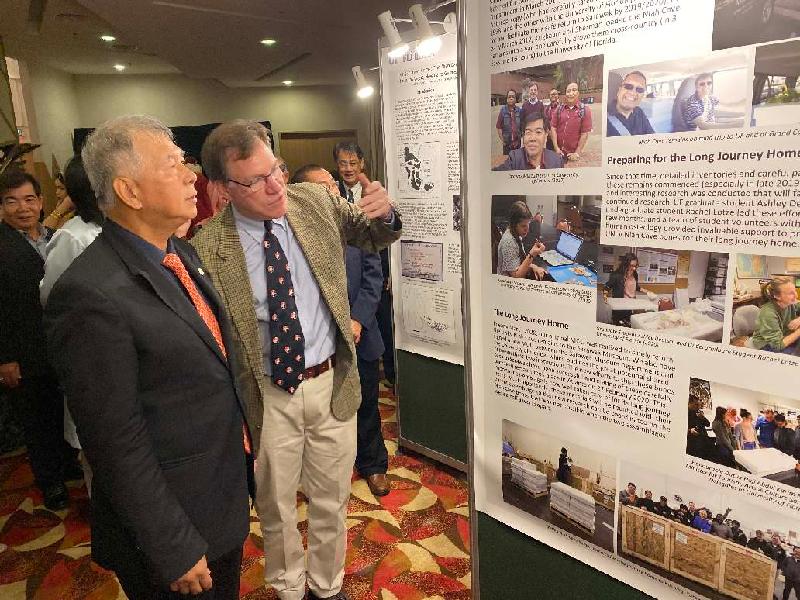 砂旅游、艺术及文化部助理部长陈超耀（左）聆听一名人员的解说。