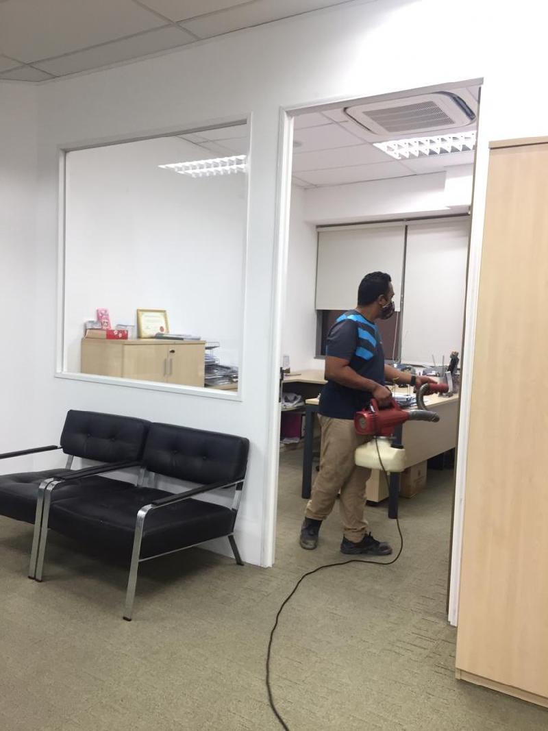 清洁工人正在为Mitraland大楼的办公室喷洒消毒液。（图：星洲日报）
