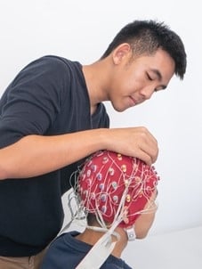心理学系学生应用脑电图仪器测探大脑电波频率，以了解大脑的操作与行为。