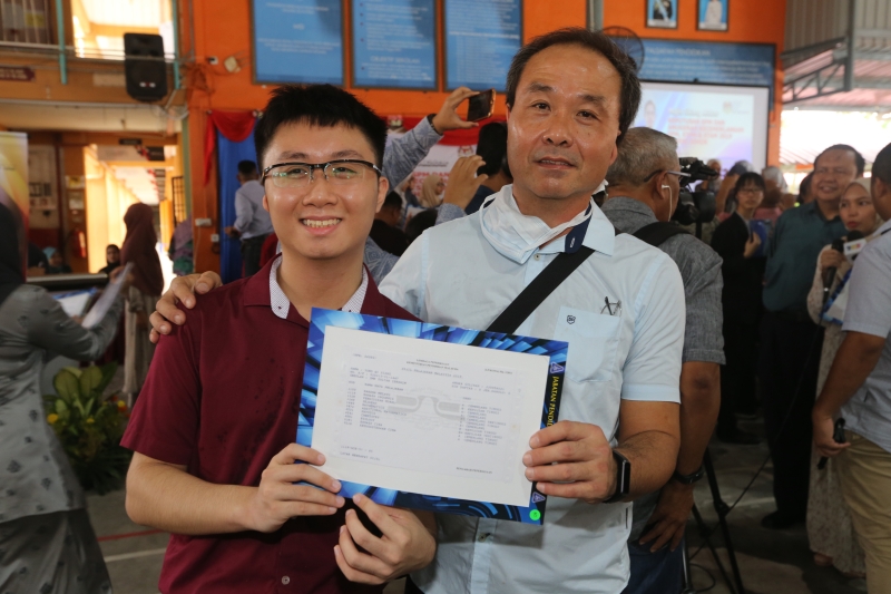杨棋翔（左）因收看中国节目，而对中国文学感兴趣，在大马教育文凭考试中也考获A的成绩。右为父亲杨保全。
