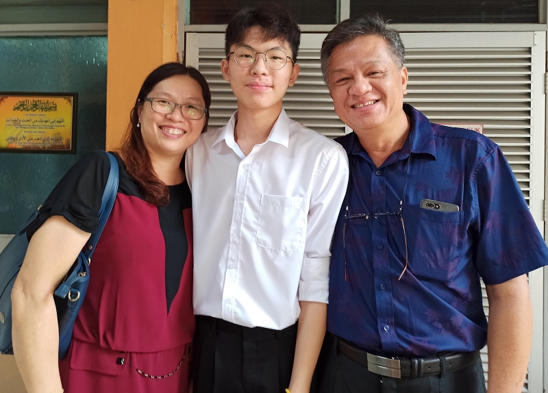 吴玉杰与父母吴启和及李珠兰分享喜悦。