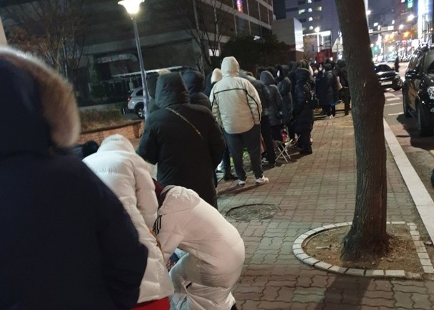 民众晚上冒着大冷天排队买口罩。（互联网照片）