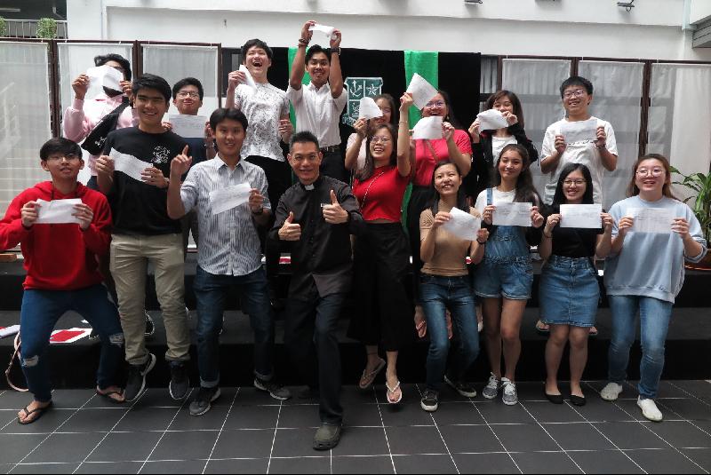 圣若瑟私立学校部分考获全A佳绩的学生和中学校长林进才（左四）欣喜合照。