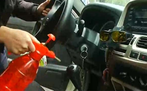 男子使用装有75%酒精的加压式喷壶在车内消毒。（网络照片）