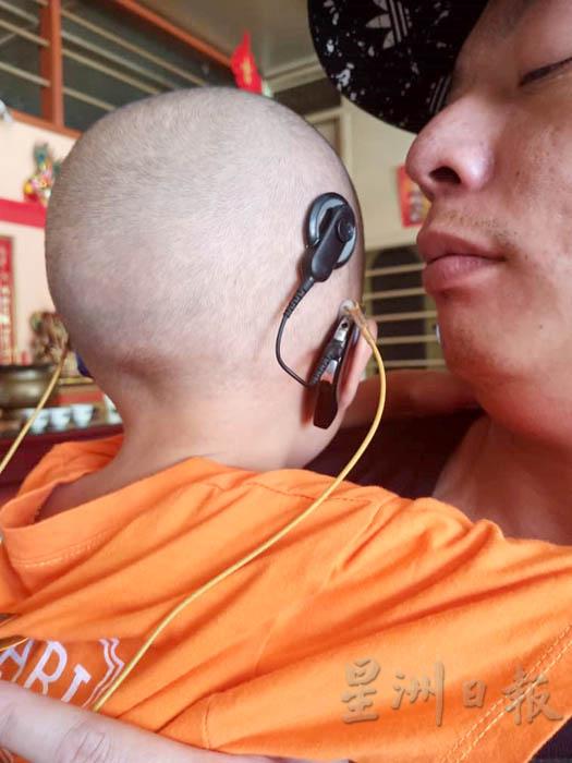 浩义右耳经在去年植入电子耳蜗。