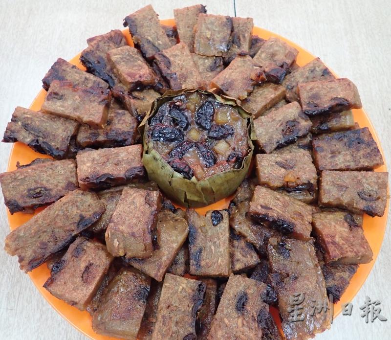 福州年糕是以糯米、糖制成，并配上葡萄干，吃起来粘中带甜。