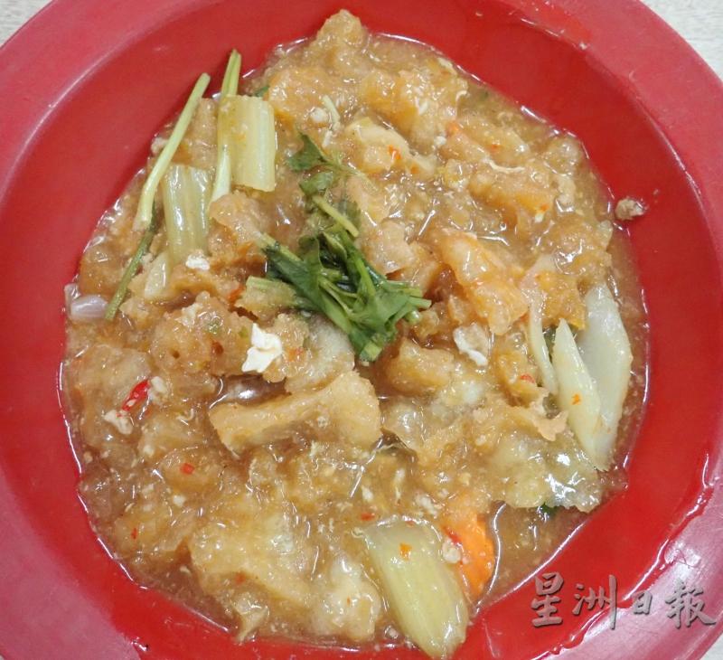酸辣鱼鳔汤酸中带辣，是一道开胃菜肴。