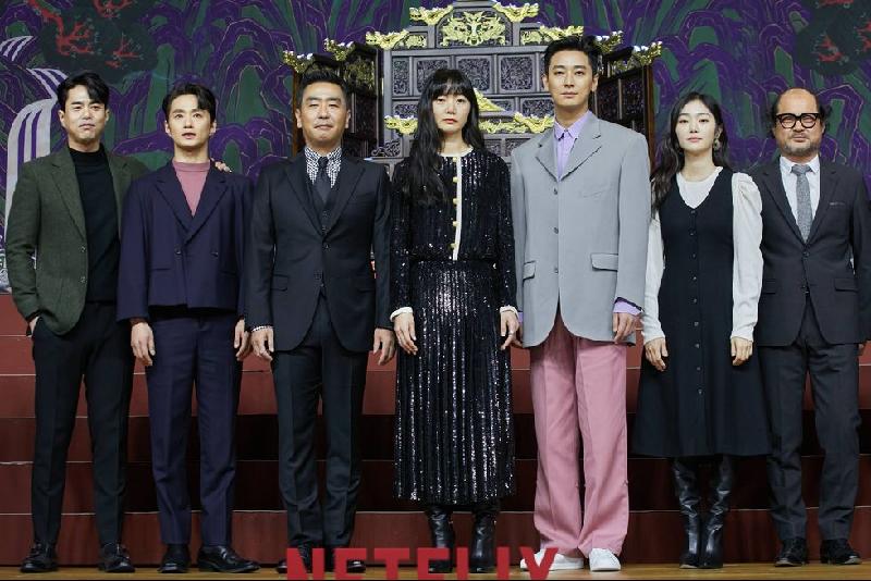 《李尸朝鲜2》主演演员全锡浩（左起）、金成圭、柳承龙、裴斗娜、朱智勋、金慧峻以及金相浩出席线上发布会。