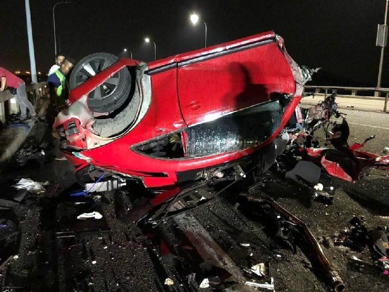 林彦达生前驾驶的轿车失控撞槟城大桥的石墩。