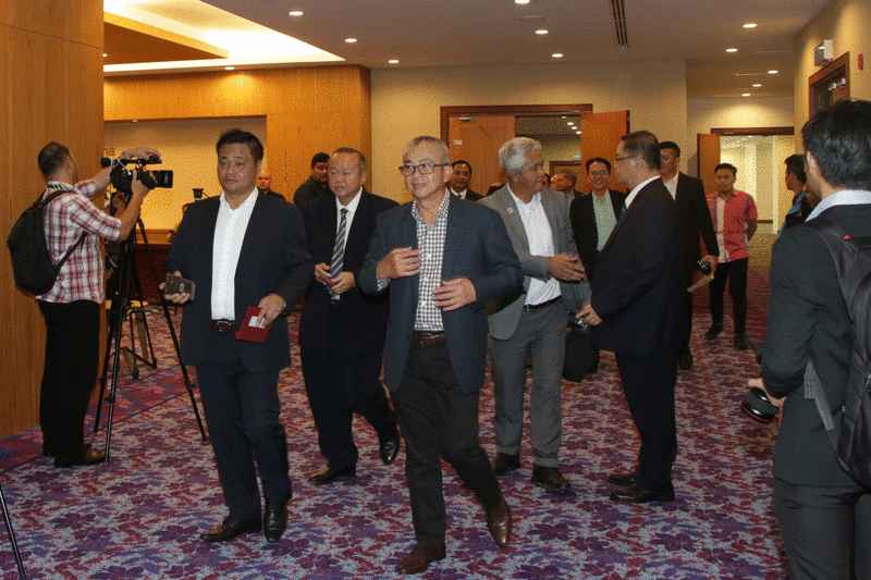左起瓜末区州议员拿督玛斯翁巴纳、纳闽区国会议员拿督罗兹曼及加拉巴干区国会议员马慕苏莱曼准备出席会议。 