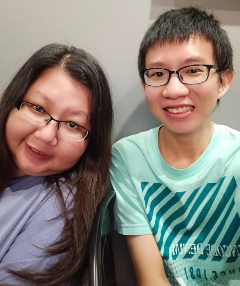 姐姐林丽云对年龄小她18岁的弟弟林俊毅关怀备至,推动自小失去妈妈的林俊毅努力向学,考获好成绩。