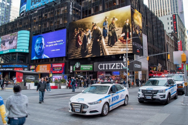 Netflix大手笔在好莱坞及纽约时代广场砸大钱做宣传，首次登上时代广场看板的朱智勋笑言：“以为是P图”。